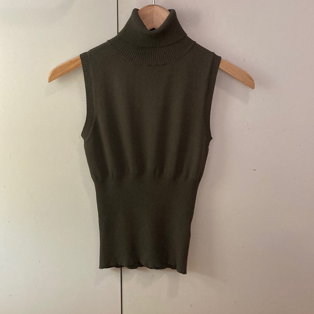 Turtle Neck No Sleeve top